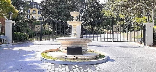 Building Photo - 4115 Pine Heights Dr NE