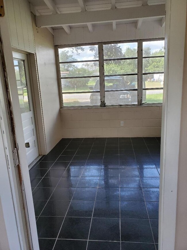 Building Photo - 3 Bed 1 Bath Home | Pet Friendly | Washer Dryer Hook Ups | Section 8 Welcome