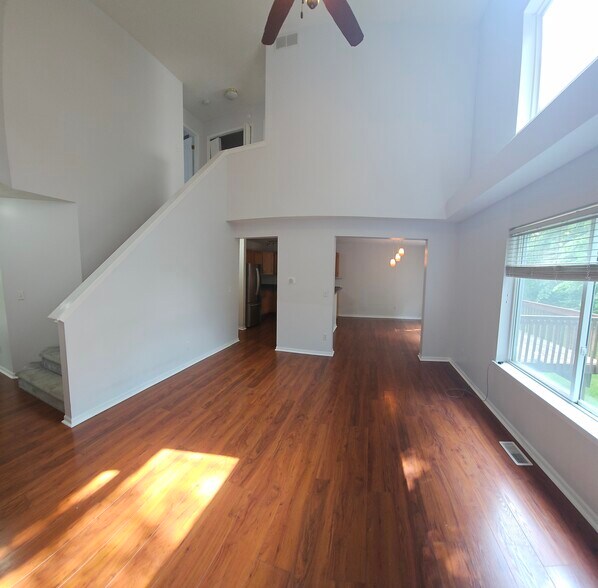 Building Photo - 3910 Old Elm Dr SE