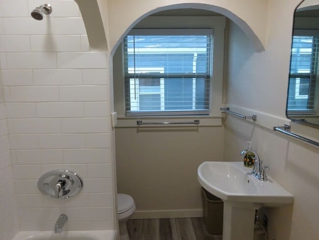 Building Photo - 2 bedroom, 1 bath in Land Park