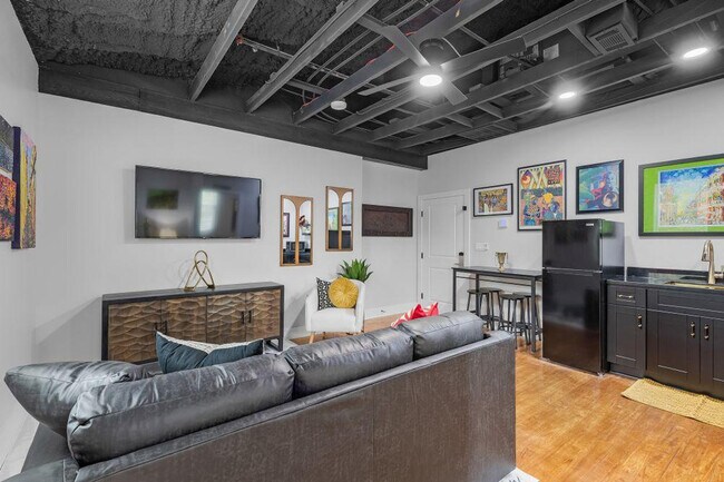 Building Photo - 156 Camellia St