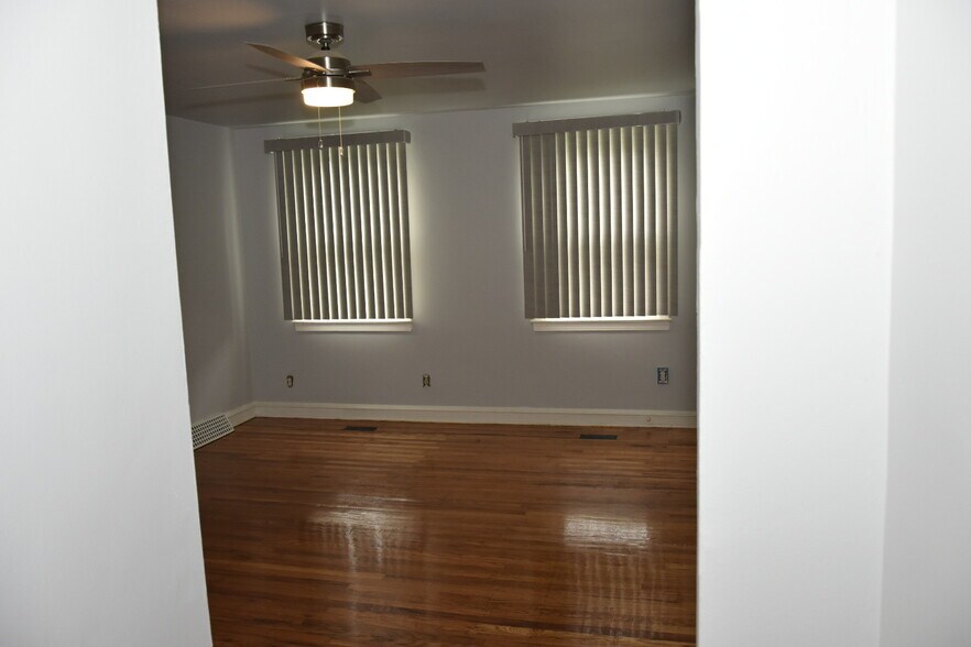 Building Photo - 3300 W Queen Ln