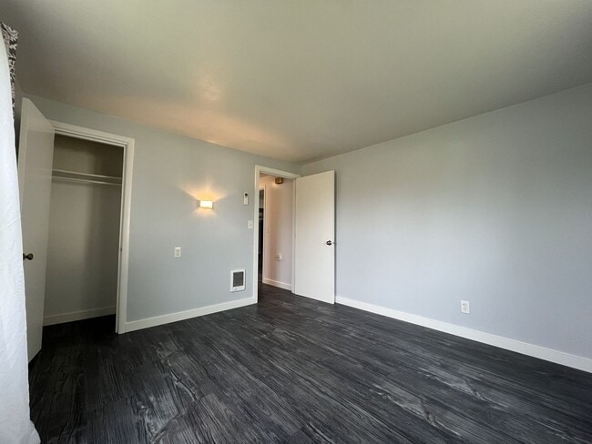 Building Photo - Updated Single-Level 3BD/2BA Home with Stainless Appliances, Expansive Yard & Flexible Layout