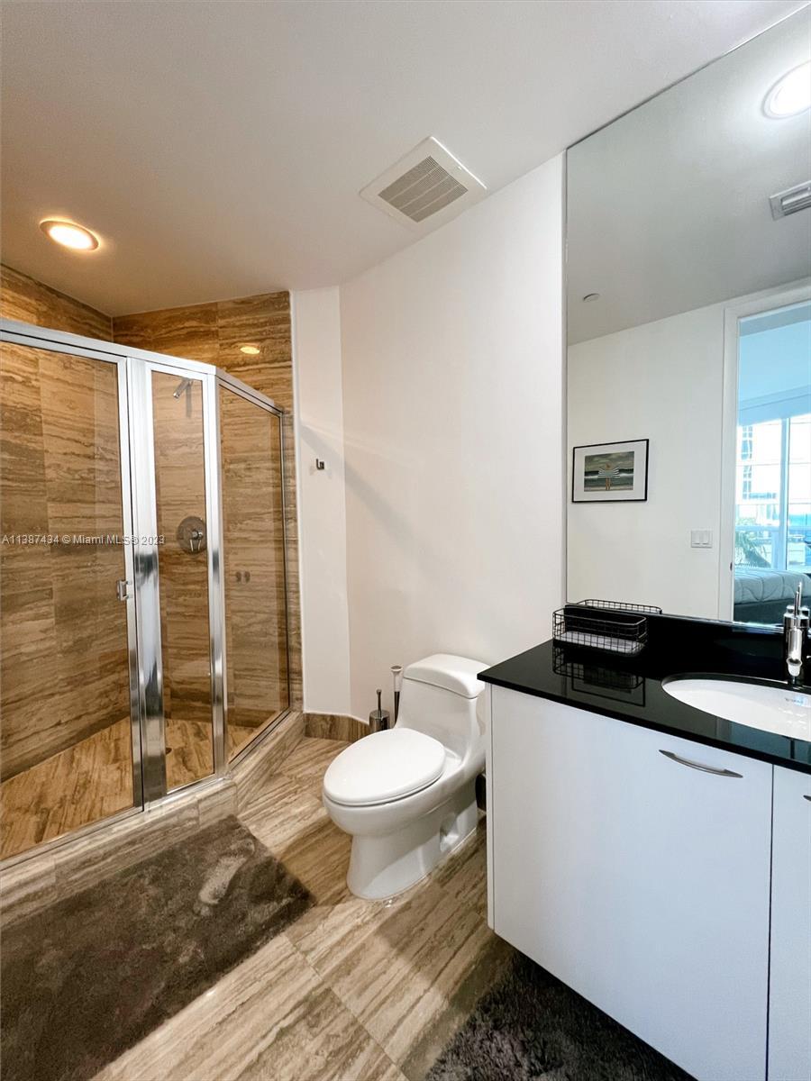 Building Photo - 15811 Collins Ave