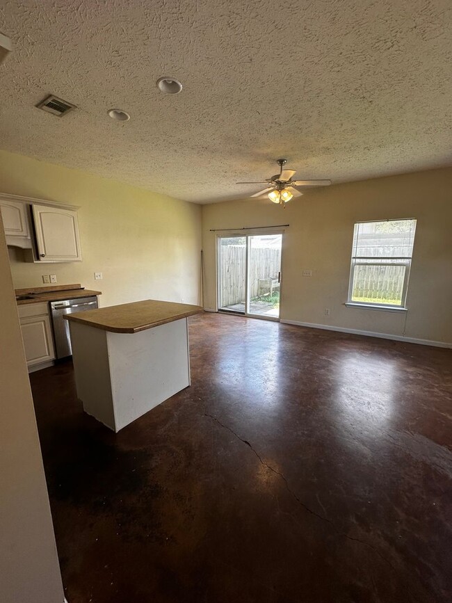 Building Photo - Great Three Bedroom-Now Available! $500.00...