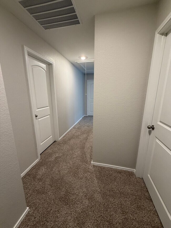 Building Photo - 16802 Paintbrush Holw Ln