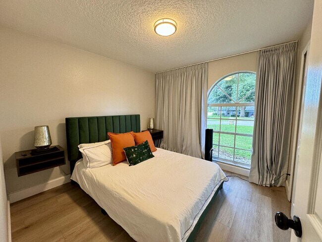 Building Photo - Stylish 3-Bedroom Home with Solar Panels, Modern Upgrades & Pet-Friendly