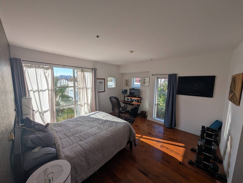 Master bedroom - 97 E Saint James St