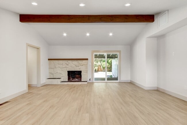 Building Photo - High-End 4-Bedroom Retreat | Designer Kitchen | Resort-Style Backyard & Pool!