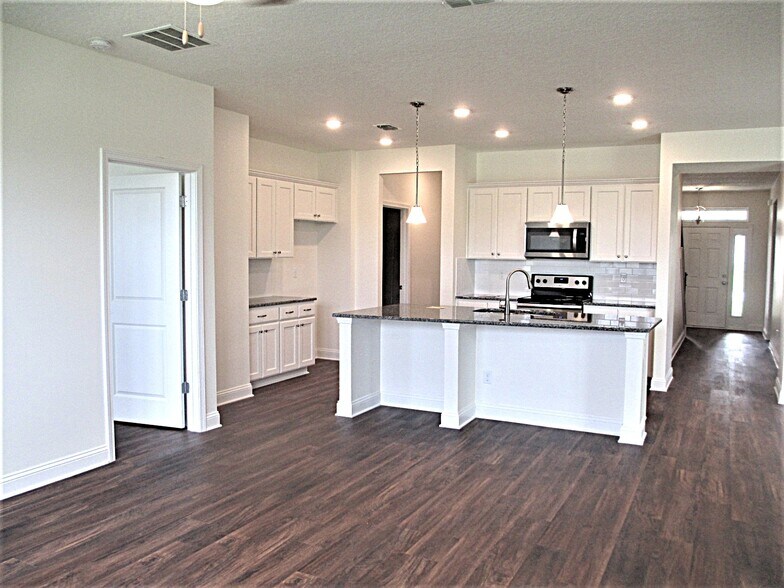 Building Photo - 3278 Roundabout Dr