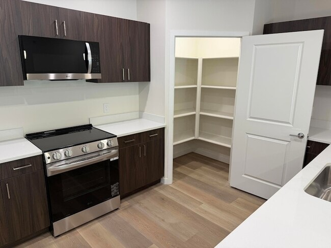 Building Photo - 983 W State St