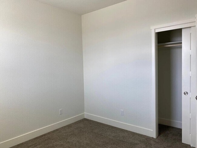 Building Photo - 2454 Fidalgo Wy