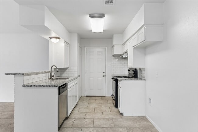 Building Photo - 5850 Southminster Dr