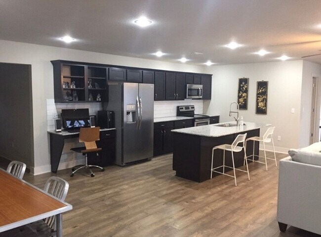 Building Photo - Lake Elmdale Escape