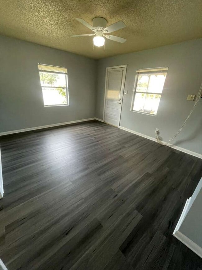 Building Photo - Cute and Cozy 2/1 in Mulberry- Apply FOR FREE now!!