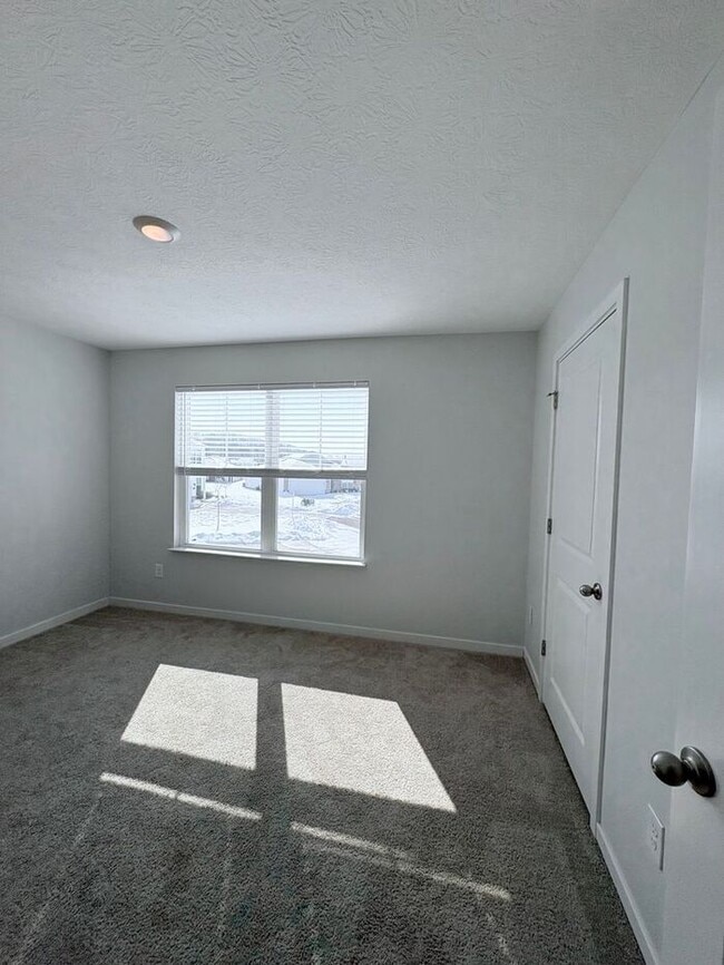 Building Photo - Charming 4 beds 2.5 baths in Newark!