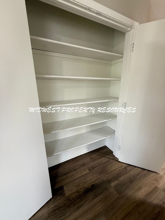 Building Photo - 2 Bedroom Duplex w/ Garage