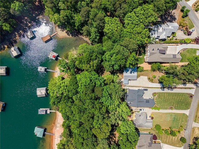 Building Photo - 6265 Lakeview Dr