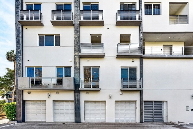 Building Photo - 1034 NE 18th Ave