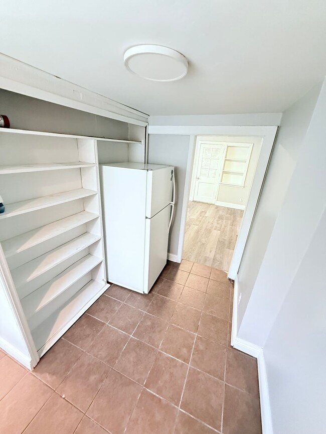 Building Photo - 4 Bed, 1 Bath Row home - Section 8 Approved