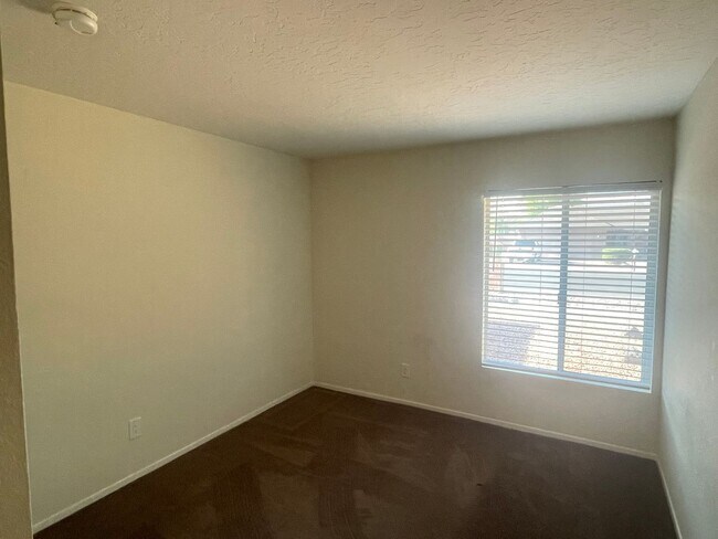 Building Photo - COMMUNITY POOLS-3 Bedroom/2 Bath in Dobson Ranch
