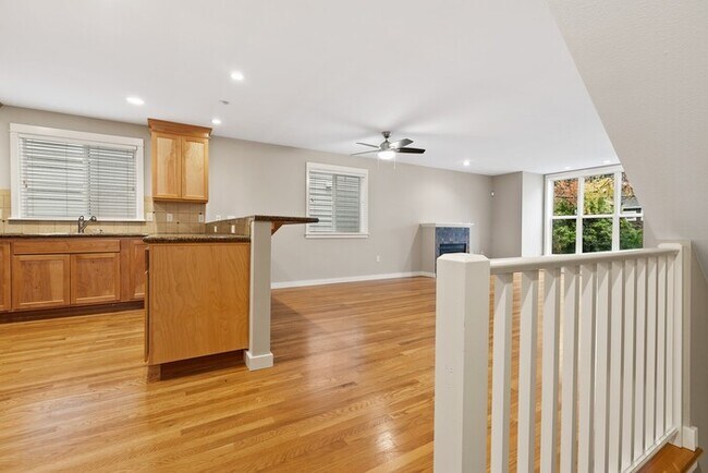 Building Photo - Immaculate Urban Townhome in Famed Alaska ...