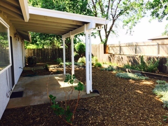 Building Photo - Culdesac Home Near Parks & Schools - Garba...