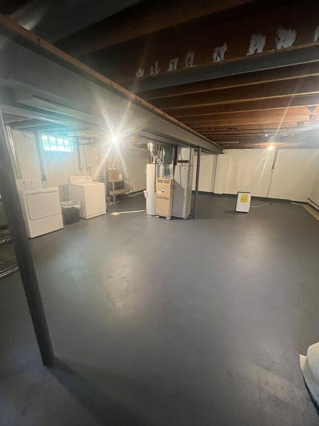 Building Photo - Beautiful 2 Bed/ 1 Bath located just steps from LECOM