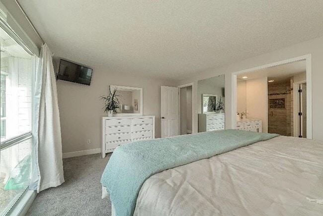Building Photo - Beautiful Custom Home