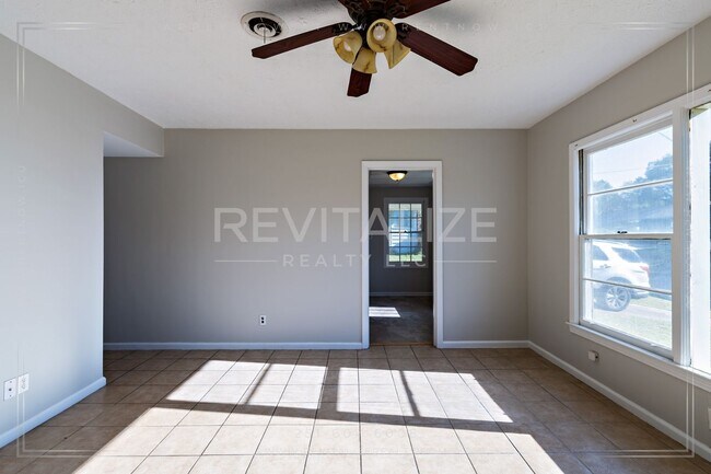Building Photo - **Reduced Price** Adorable 3 Bedroom/1 Bat...