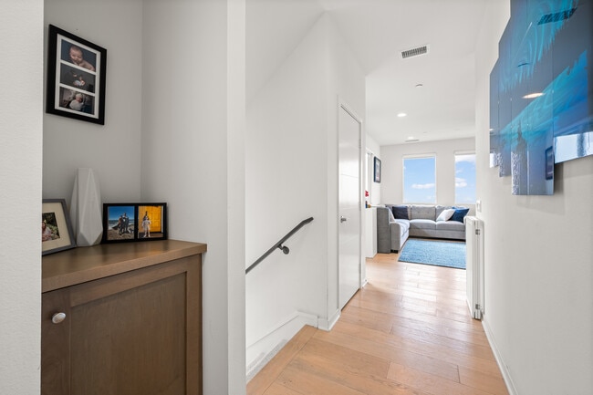 Building Photo - 1068 Hampton Dr