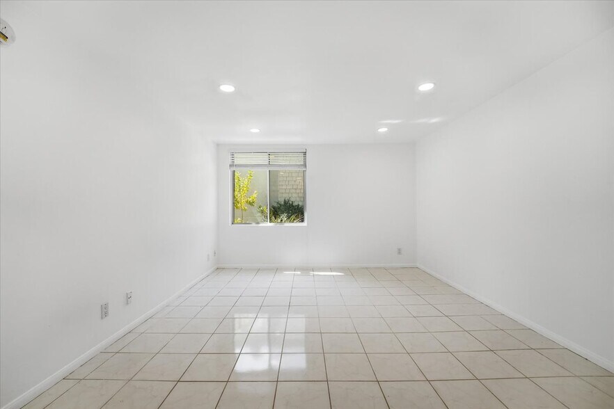 Building Photo - 5301 Balboa Blvd