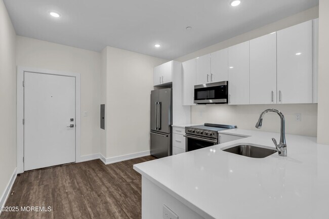 Building Photo - 521 Lake Ave