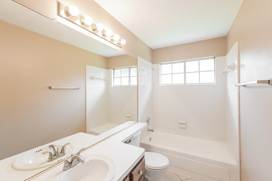 Building Photo - 11423 Willow Field Dr