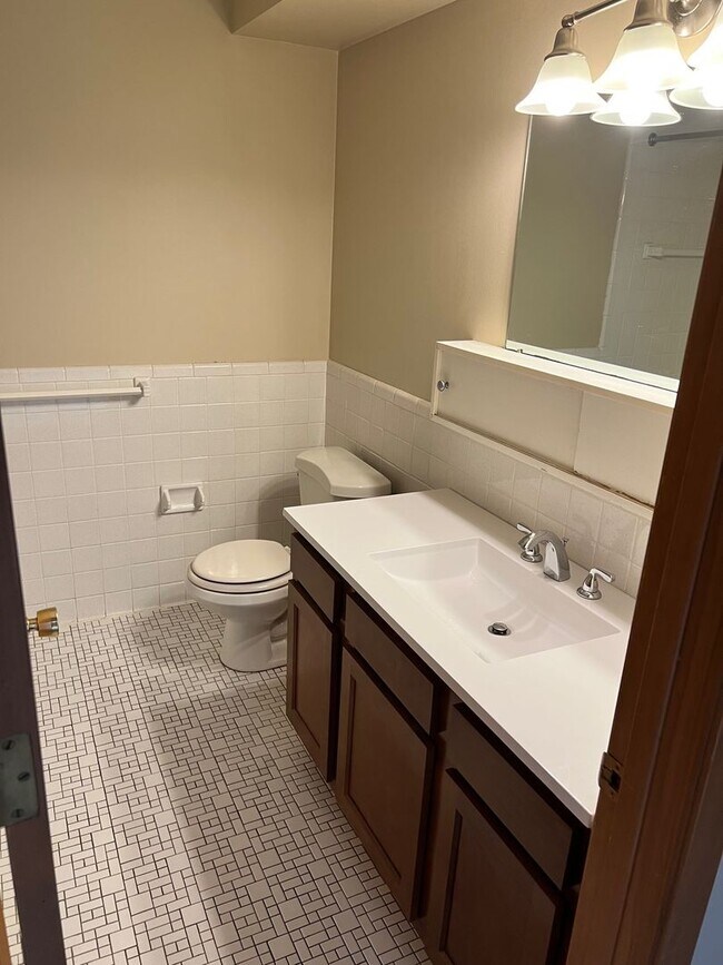 Building Photo - Cozy 2 Bedroom, 1 Bath Apartment with Balcony - Welcome Home!