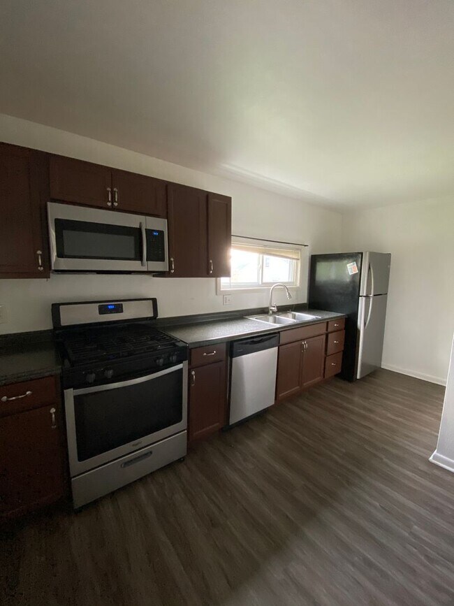 Building Photo - AVAILABLE AUGUST 2026 - 1 Bedroom Home w/ Spacious Living!