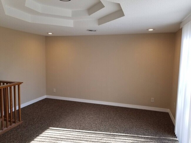 Building Photo - 3 Bedroom, 1 Bathroom Home with attached garage