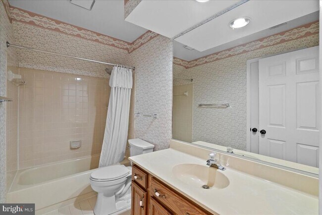 Building Photo - 8608 Oak Brook Ln