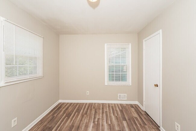 Building Photo - “Freshly Renovated 3BR w/ Fenced Yard – Pe...