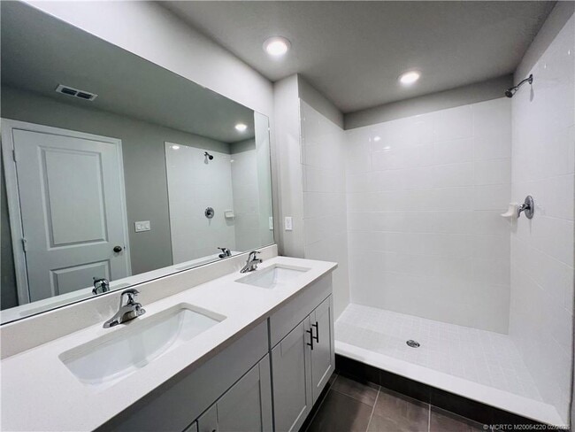 Building Photo - 3913 SE Mentmore Ln