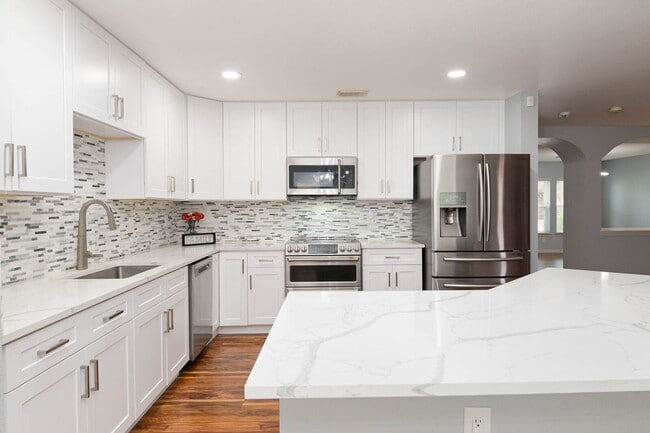Building Photo - Beautiful 4/3.5 Home Available for Immedia...