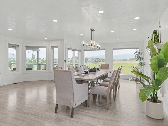 Building Photo - Spacious Furnished Home with Mountain Views and Room to Enjoy