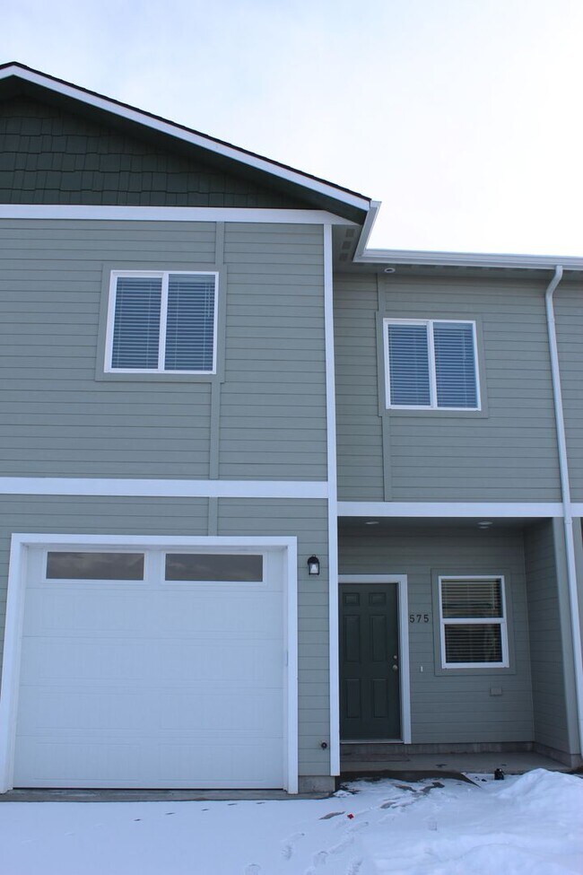 Building Photo - Beautiful Newer Townhouse