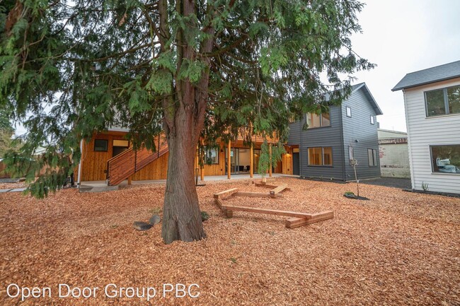 Building Photo - 5231-5231 NE 43rd Ave