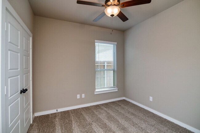 Building Photo - GORGEOUS 3 BEDROOM DUPLEX LOCATED IN MIDLO...