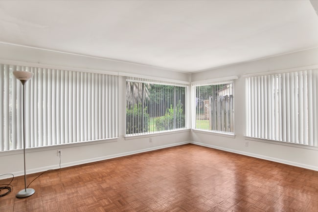 Building Photo - Freshly Renovated Townhome near Perdido Ba...