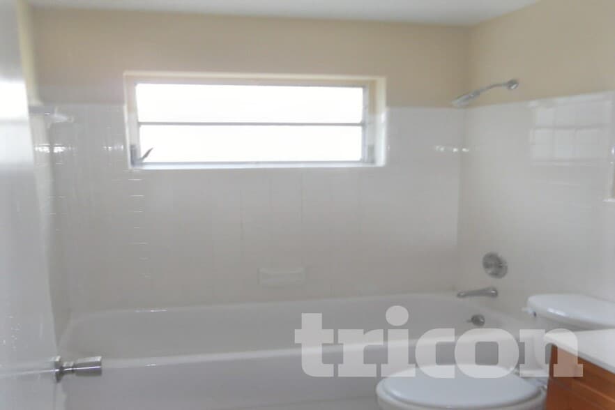 Building Photo - 2713 Greenfield Ave