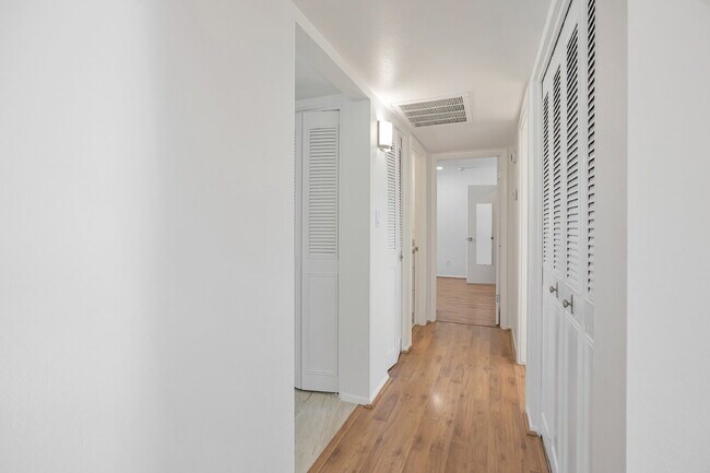 Building Photo - Scottsdale Townhome Now Available!