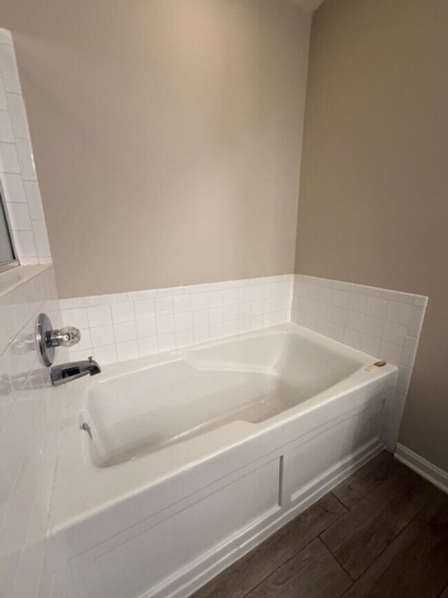 Building Photo - SPACIOUS 2 BEDROOM 2 BATH CONDO WITH LOFT IN KING FARM