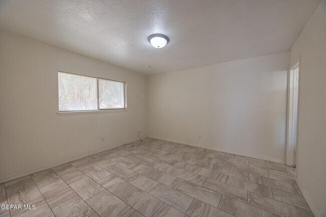 Building Photo - 3329 Running Deer Dr